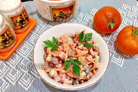 Фото рецепта Салат с фасолью, ветчиной и корейской морковью