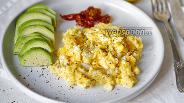 Фото рецепта Яйца скрэмбл с авокадо