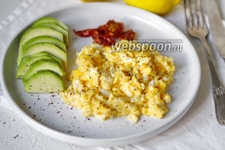 Фото Яйца скрэмбл с авокадо