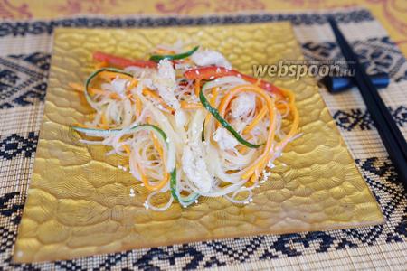 Фото рецепта Салат из фунчозы с овощами и грудкой индейки