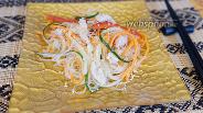 Фото рецепта Салат из фунчозы с овощами и грудкой индейки