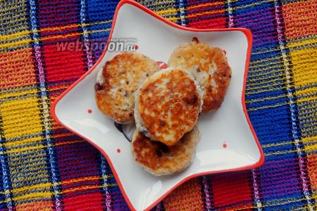 Фото рецепта Творожники с горьким шоколадом без яиц