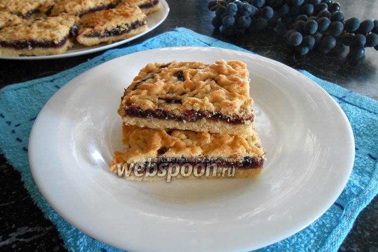 Фото Тёртый пирог с виноградной начинкой