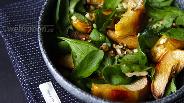 Фото рецепта Салат из запечённой айвы со шпинатом 