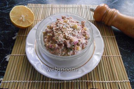 Фото рецепта Салат с консервированным тунцом, кунжутом и маринованными огурцами
