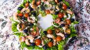 Фото рецепта Салат с кальмаром, креветками и маслинами без майонеза