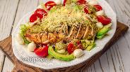 Фото рецепта Кето салат с курицей, соусом песто и моцареллой