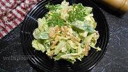 Фото рецепта Салат с копчёным кальмаром, салатным миксом и семенами льна