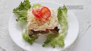 Фото рецепта Слоёный салат с курицей, грибами и помидорами