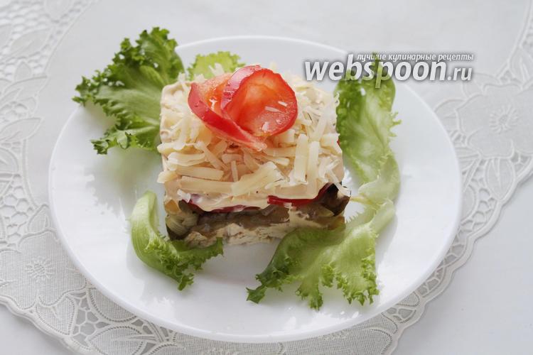 Фото Слоёный салат с курицей, грибами и помидорами