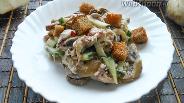 Фото рецепта Салат с курицей, грибами с заправкой из греческого йогурта