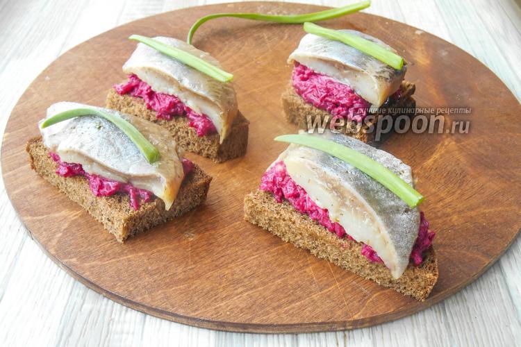 Фото Бутерброды со свёклой и селёдкой