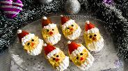 Фото рецепта Фаршированные яйца «Дед Мороз»