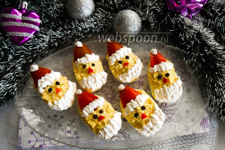 Фото Фаршированные яйца «Дед Мороз»