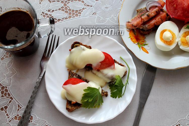 Фото Горячие бутерброды из зернового хлеба с помидорами и моцареллой