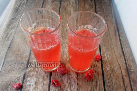 Фото рецепта Кето лимонад из малины и клубники