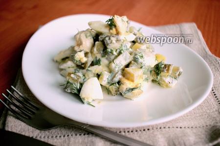 Фото рецепта Салат из яиц и консервированных огурцов