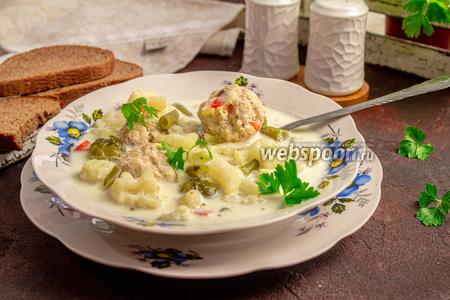 Фото рецепта Сливочно-сырный суп с фрикадельками и цветной капустой