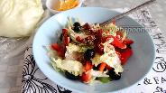Фото рецепта Овощной салат с вялеными помидорами и оливками