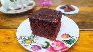 Фото рецепта Влажный шоколадный пирог с изюмом на кефире