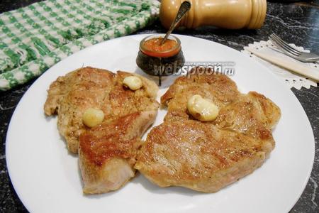 Фото рецепта Свиной стейк на сливочном масле с розмарином и чесноком