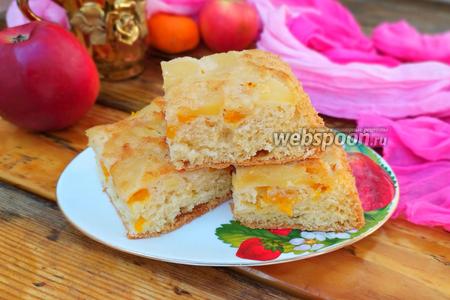 Фото рецепта Бисквитный пирог с мандаринами и яблоками