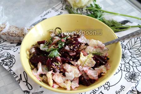 Фото рецепта Салат со свёклой, морской капустой и яичным блинчиком