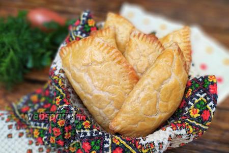 Фото рецепта Пирожки с курицей и картофелем из быстрого слоёного теста