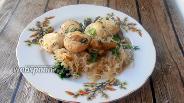 Фото рецепта Куриные фрикадельки с грибами и ширатаки