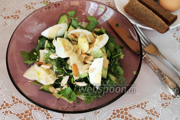 Фото Зелёный салат с яйцом и миндалём