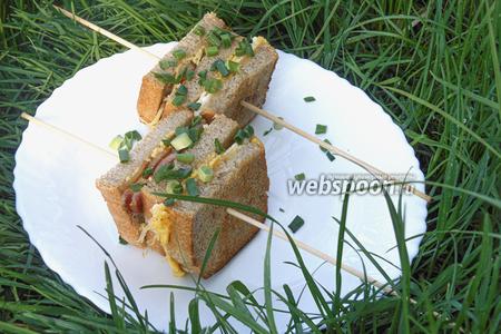 Фото рецепта Сэндвич с яйцом и грудинкой на сковороде