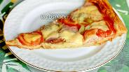 Фото рецепта Пицца на слоёном тесте с ветчиной, помидором, оливки и сыром