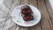Фото рецепта Шоколадные блинные рулетики с вишней 