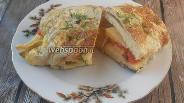 Фото рецепта Сэндвич яичный с беконом и помидором