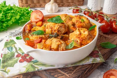 Фото рецепта Куриные фрикадельки в соусе из летних овощей 