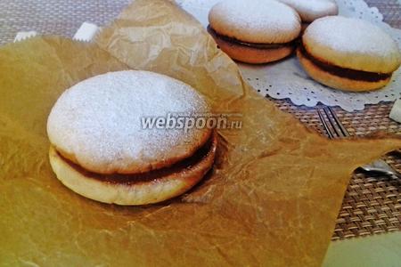 Фото рецепта Печенье-сэндвичи с начинкой из варёного сгущённого молока
