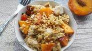 Фото рецепта Салат из курицы и булгура с персиками