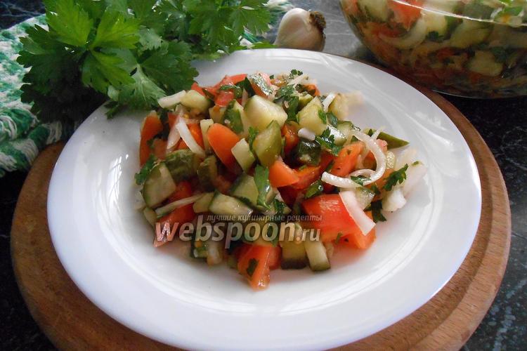 Фото Пикантный салат из малосольных огурцов с чесноком