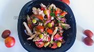 Фото рецепта Салат из помидоров с курицей и оливками
