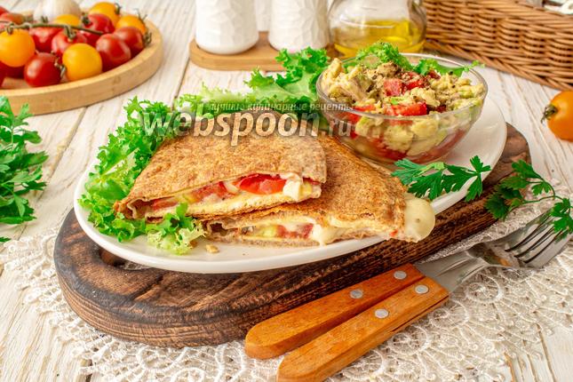 Фото Тортилья на завтрак с сыром и сальсой из авокадо