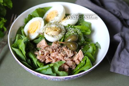 Фото рецепта Салат из шпината с тунцом и яйцами 