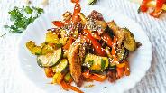 Фото рецепта Салат из курицы с огурцами и кунжутом