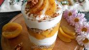 Фото рецепта Творожный десерт с консервированными персиками и орехами