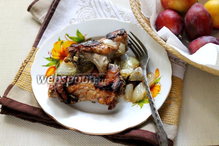Фото Куриные спинки на сковороде с луком
