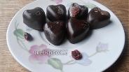 Фото рецепта Шоколадные конфеты с вяленой клюквой