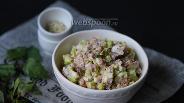 Фото рецепта Простой салат из говяжьего языка с луком и огурцом 