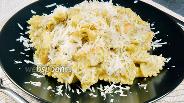 Фото рецепта Паста фарфалле с курицей и соусом песто, плюс салат. Видео