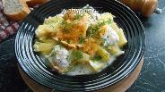 Фото рецепта Филе индейки с картофелем и луком в соусе под сыром в духовке