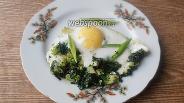 Фото рецепта Яичница с брокколи, шпинатом и зелёным луком