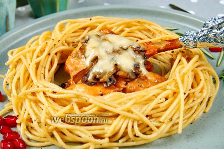 Куриная пирзола с грибами и спагетти с чёрным перцем. Видео видео рецепт